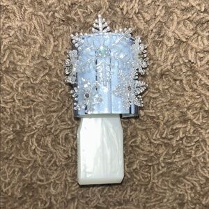 Bath & Body Works: Snowflake Decorated Silver and White Wall Plug In
